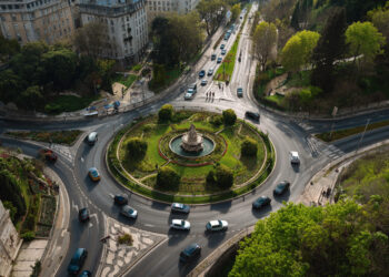 Prioridade nas rotundas: onde deve circular consoante a saída