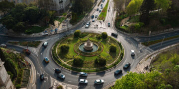 Prioridade nas rotundas: onde deve circular consoante a saída