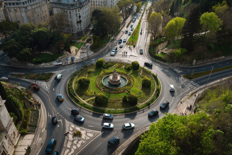 Prioridade nas rotundas: onde deve circular consoante a saída
