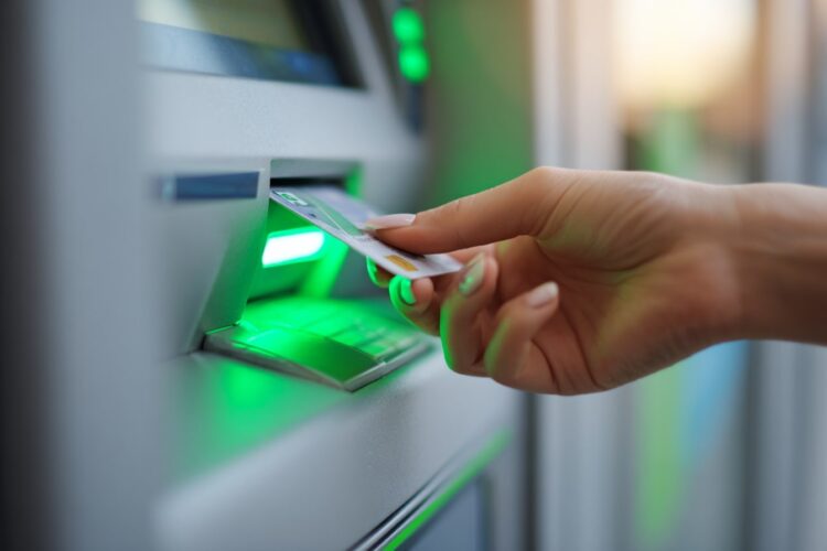 Esqueceu o cartão no Multibanco? Saiba o que fazer de imediato