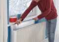 Papel de alumínio atrás do radiador: o truque simples para aproveitar melhor o calor
