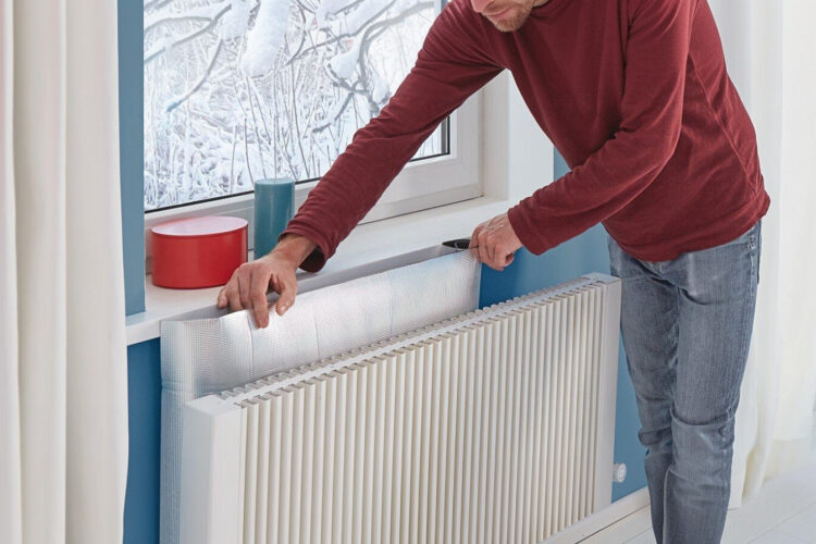 Papel de alumínio atrás do radiador: o truque simples para aproveitar melhor o calor