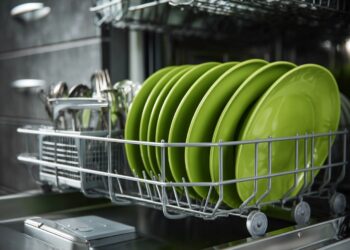 O erro comum que deixa a loiça mal lavada e aumenta o consumo da máquina