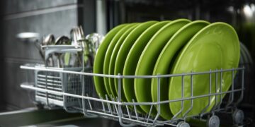 O erro comum que deixa a loiça mal lavada e aumenta o consumo da máquina