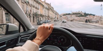 É legal conduzir só com uma mão? A regra pouco conhecida do Código da Estrada