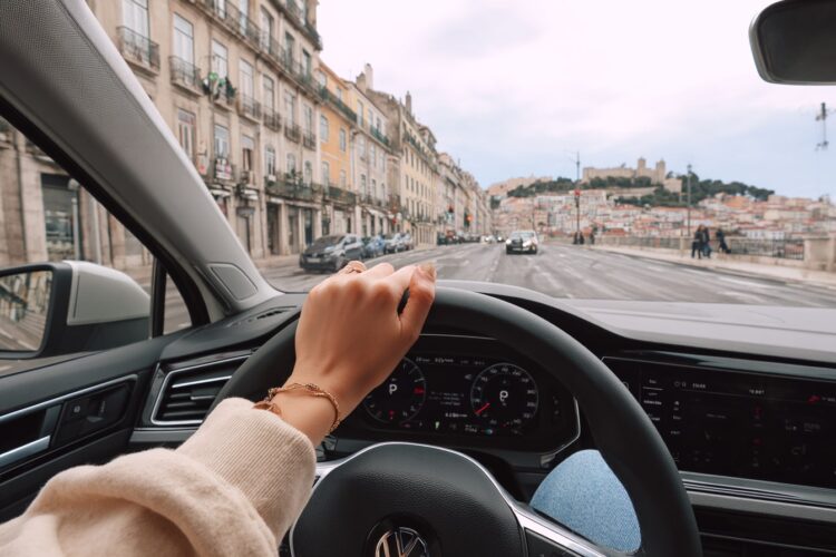 É legal conduzir só com uma mão? A regra pouco conhecida do Código da Estrada