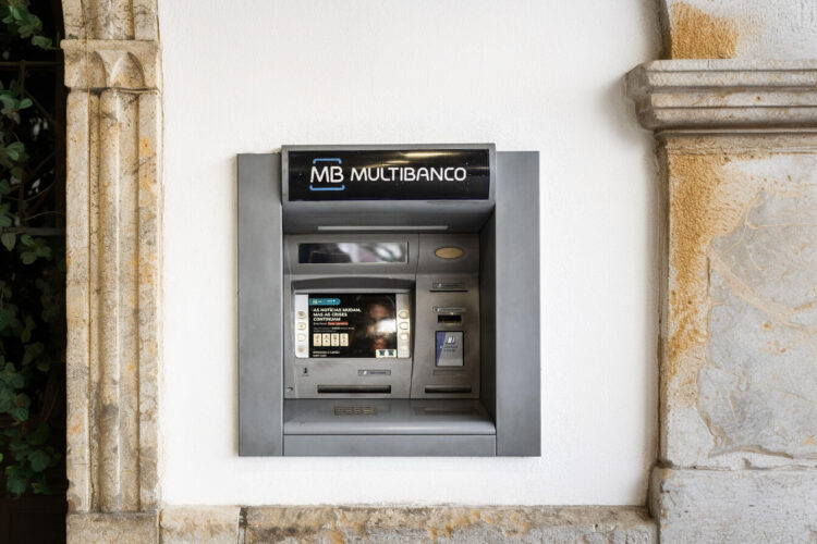 O Multibanco vai acabar? Eis o que muda com as novas máquinas inteligentes
