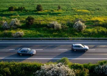 Ultrapassar pela direita em trânsito lento: o que diz a lei e onde começa a infração
