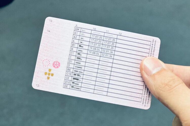 Os códigos no verso da carta de condução: o que significam e porque são importantes