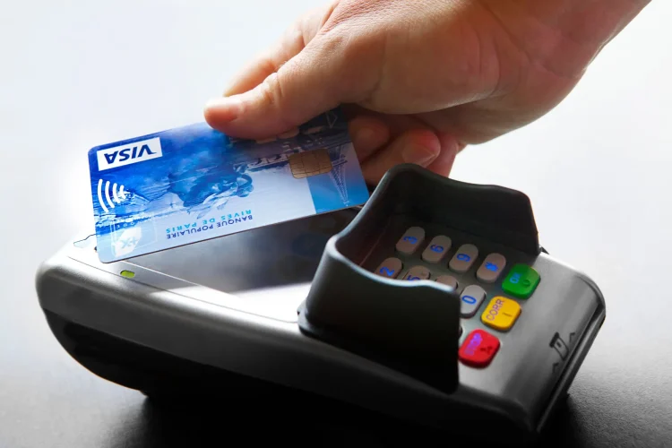 É seguro aproximar o cartão ou o telemóvel para pagar num terminal Multibanco?