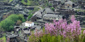 Drave: uma maravilhosa aldeia abandonada para descobrir na Serra da Freita