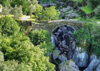 A ponte que foi construída pelo Diabo às portas do Gerês
