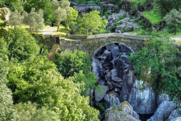 A ponte que foi construída pelo Diabo às portas do Gerês