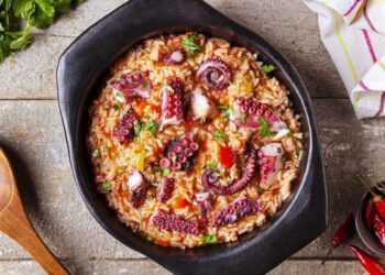 Aprenda os truques para um arroz de polvo malandrinho: polvo tenro, arroz carolino no ponto certo e caldo rico, ligado e cheio de sabor.