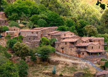 Cerdeira: a Aldeia de Xisto que renasceu das cinzas na Serra da Lousã