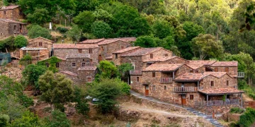 Cerdeira: a Aldeia de Xisto que renasceu das cinzas na Serra da Lousã