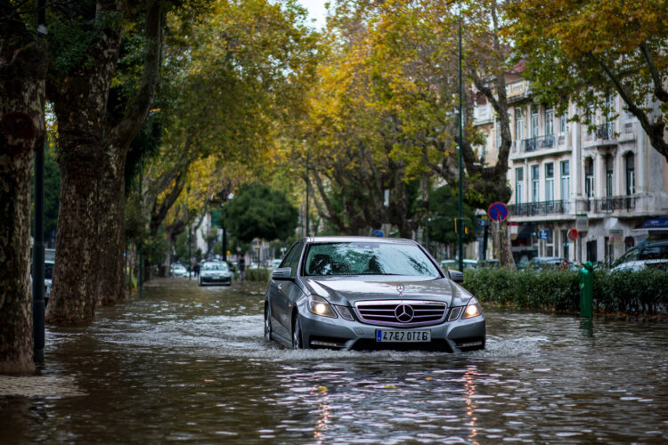 Cheias rápidas: o que fazer se for apanhado ao volante por uma inundação súbita