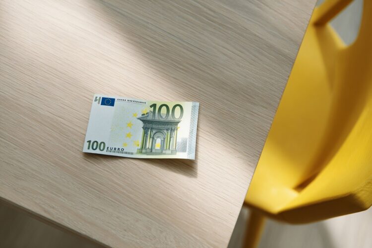 Enviou dinheiro para a pessoa errada? O que fazer numa transferência bancária