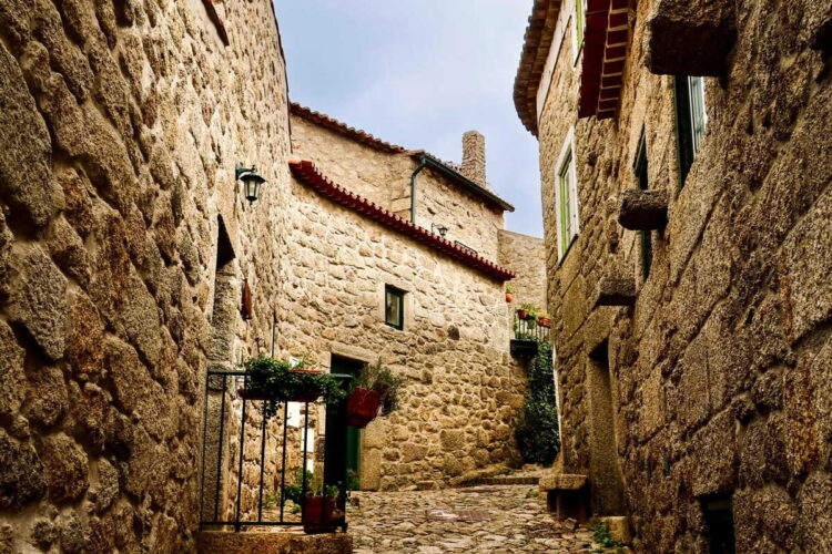 Gondramaz: a aldeia de xisto que renasceu das cinzas na Serra da Lousã