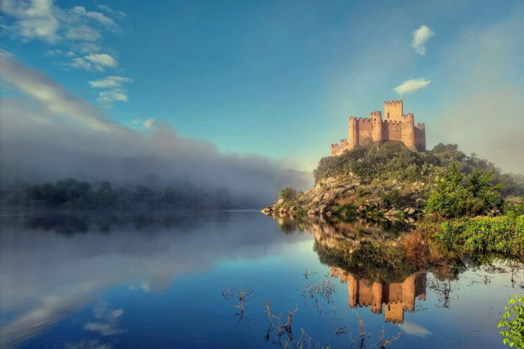 O castelo mais improvável de Portugal está numa ilha no meio de um rio