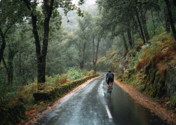 Pode pisar a linha contínua para ultrapassar ciclistas?