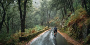 Pode pisar a linha contínua para ultrapassar ciclistas?