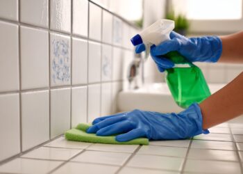 Azulejos sempre impecáveis: os truques caseiros que vão mudar a sua rotina de limpeza