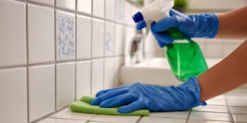 Azulejos sempre impecáveis: os truques caseiros que vão mudar a sua rotina de limpeza