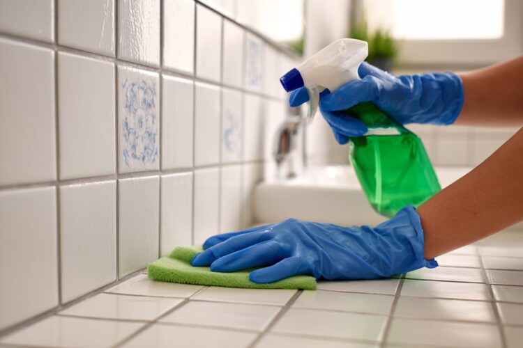 Azulejos sempre impecáveis: os truques caseiros que vão mudar a sua rotina de limpeza