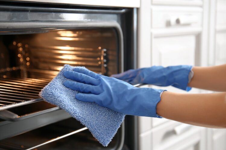 Limpar o forno sem esforço: 3 métodos que realmente funcionam