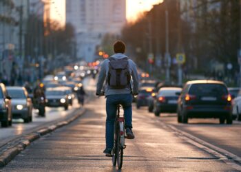 Carros e ciclistas na estrada quem tem prioridade e o que diz o Código da Estrada