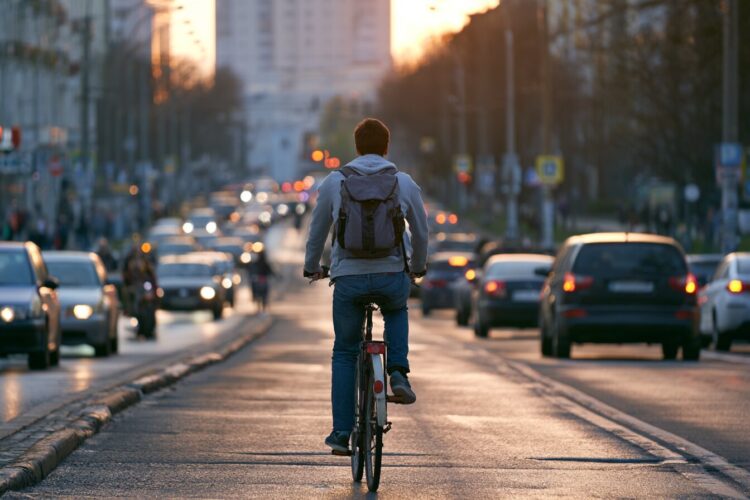 Carros e ciclistas na estrada quem tem prioridade e o que diz o Código da Estrada