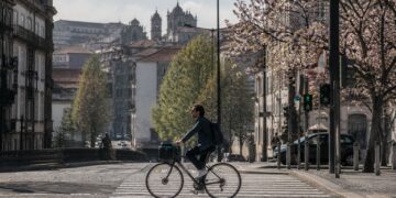 Pode atravessar a passadeira de bicicleta? O que diz a lei - e o que muitos ciclistas não sabem