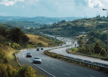 O hábito na autoestrada que muitos condutores têm - e que o Código da Estrada proíbe