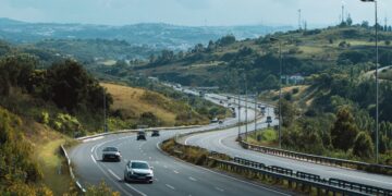 O hábito na autoestrada que muitos condutores têm - e que o Código da Estrada proíbe