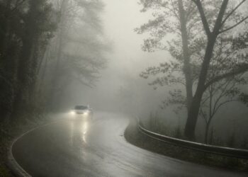Médios obrigatórios durante o dia: as regras do Código da Estrada que muitos condutores desconhecem