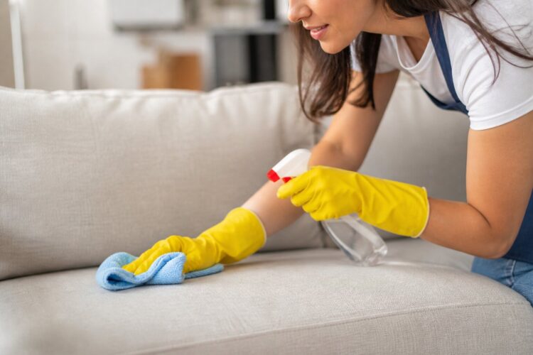 5 passos para limpar a sala na perfeição e torná-la mais acolhedora