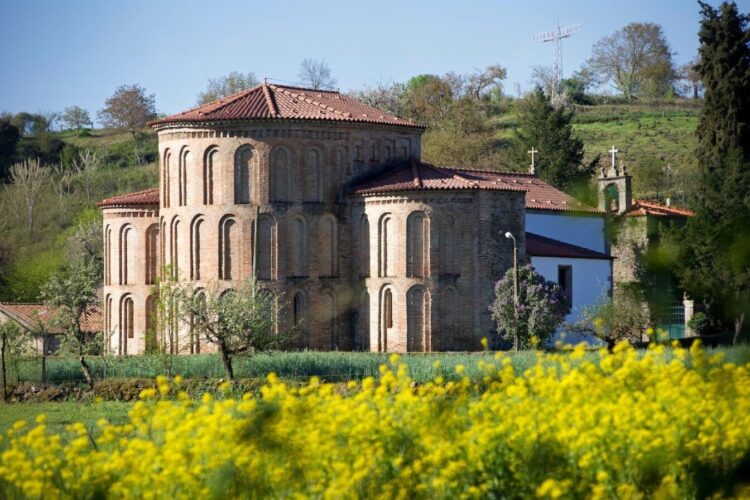 Mosteiro de Castro de Avelãs: o que sobrou de um mosteiro do século XII em Trás-os-Montes