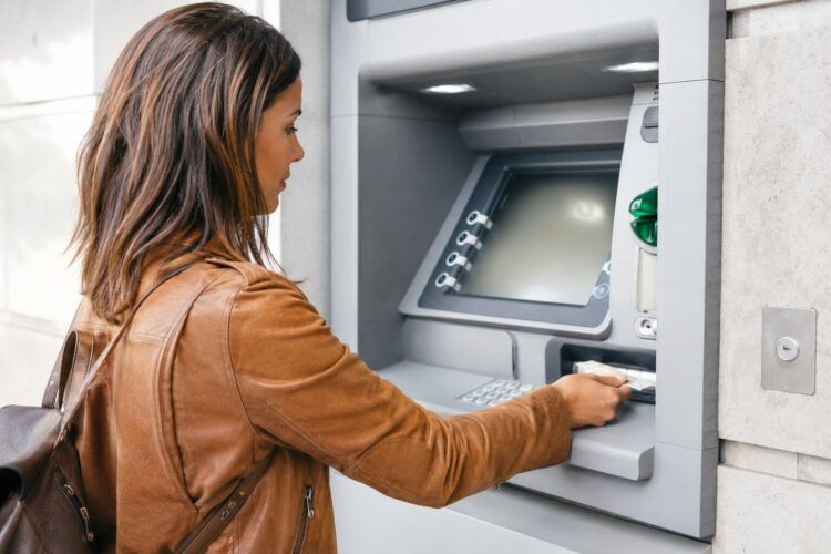O Multibanco deu dinheiro a mais: o que a lei diz - e o que não deve fazer