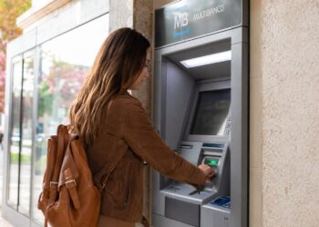 O Multibanco debitou mas não entregou o dinheiro: o que fazer e quando é reposto