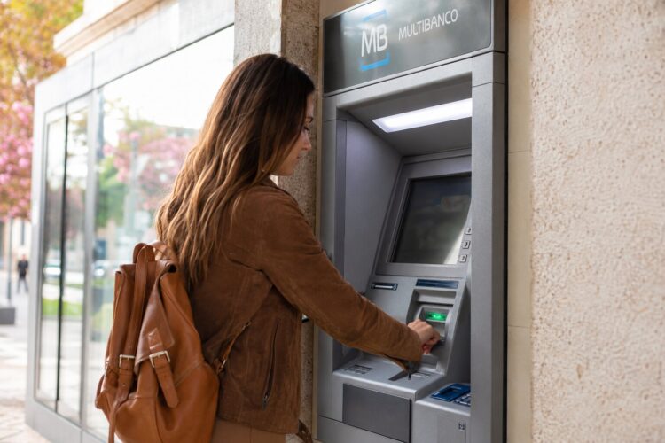 O Multibanco debitou mas não entregou o dinheiro: o que fazer e quando é reposto