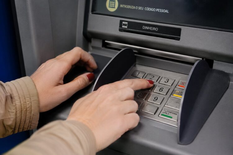 O PIN do Multibanco vai acabar em Portugal e a substituição está a chegar da Europa