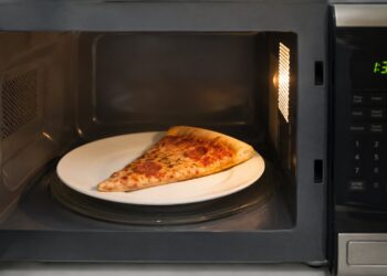 7 alimentos que nunca deve reaquecer no micro-ondas (e o que fazer em vez disso)