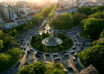Marcha atrás numa rotunda é proibida? O que diz o Código da Estrada e quanto é a multa