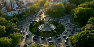 Marcha atrás numa rotunda é proibida? O que diz o Código da Estrada e quanto é a multa