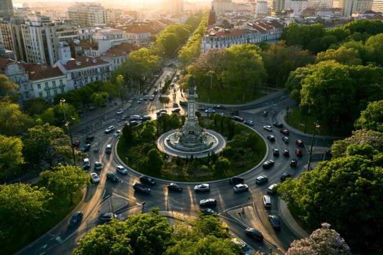 Marcha atrás numa rotunda é proibida? O que diz o Código da Estrada e quanto é a multa