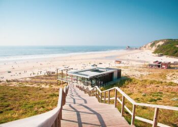 Praia de Paredes de Vitória: uma das melhores praias para famílias em Portugal