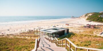 Praia de Paredes de Vitória: uma das melhores praias para famílias em Portugal