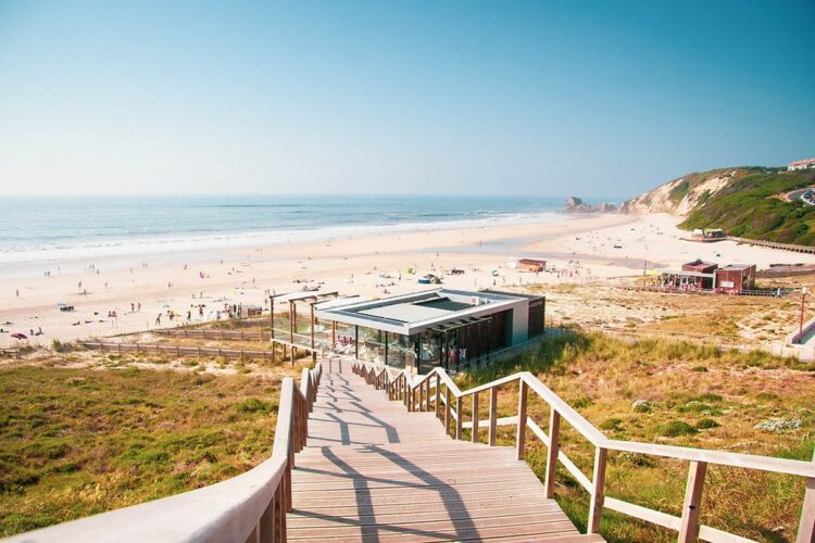 Praia de Paredes de Vitória: uma das melhores praias para famílias em Portugal