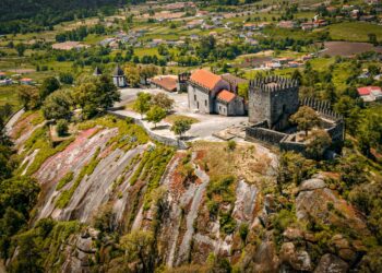 Castelo de Lanhoso: um monumento repleto de histórias para descobrir no Norte de Portugal